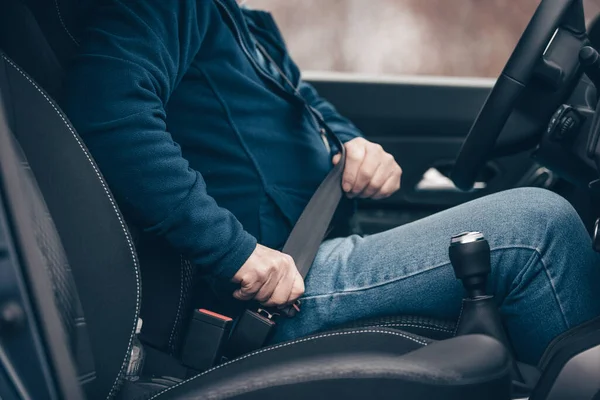 Pasajero mayor hombre abrocharse el cinturón de seguridad en el coche, transporte y concepto de seguridad —  Fotos de Stock