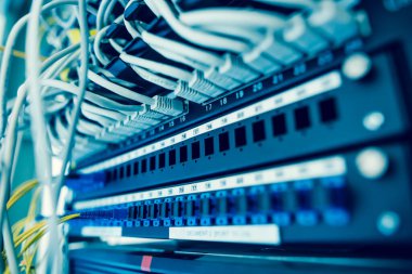 Sunucuları olan ağ sunucu odası, çalışan yüksek performanslı bilgisayarlar, It konsepti