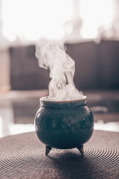 Incienso quemado sobre carbón caliente, resina aromática, ritos religiosos, incienso y perfumes, humo de incienso, religión — Foto de Stock