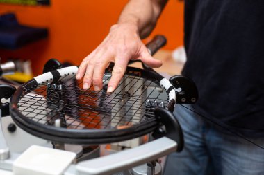 Tenis dükkanında tenis raketi dizme, spor ve eğlence konsepti