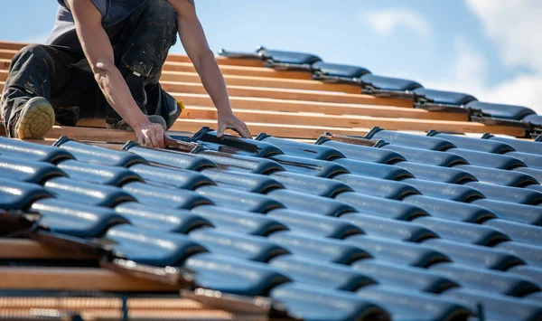 Professionelle Häuslebauer legen Dach oder neues Dach für ein neues Gebäude Häuser, Konzept der Konstruktion — Stockfoto