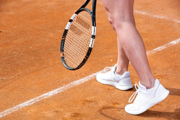 Professionellt tenniskoncept, kvinnlig tennisspelare som spelar tennis utomhus på tennisbanan, copyspace — Stockfoto