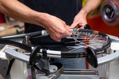 Tenis dükkanında tenis raketi dizme, spor ve eğlence konsepti