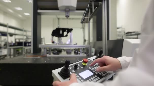 Ingénieur qualité mesurant quelques moulures, composants par machine professionnelle de système de mesure 3D, concept industriel — Video