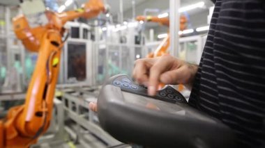 Otomotiv endüstrisinde insan programlama robotu, profesyonel programcı, endüstri konsepti