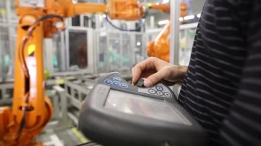 Otomotiv endüstrisinde insan programlama robotu, profesyonel programcı, endüstri konsepti