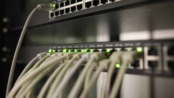 Netzwerk-Serverraum mit Servern, Hochleistungsrechnern, die Prozesse ausführen, es Konzept