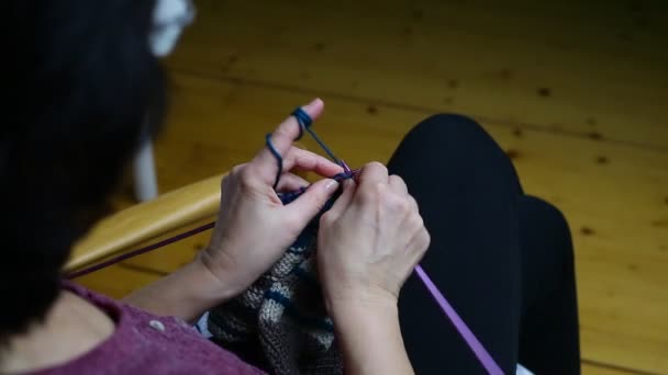 Закройте руки пожилой женщины, вяжущей вязание пожилой женщины — стоковое видео