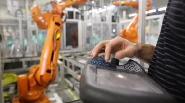 Otomotiv endüstrisinde insan programlama robotu, profesyonel programcı, endüstri konsepti