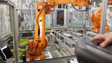 Otomotiv endüstrisinde insan programlama robotu, profesyonel programcı, endüstri konsepti