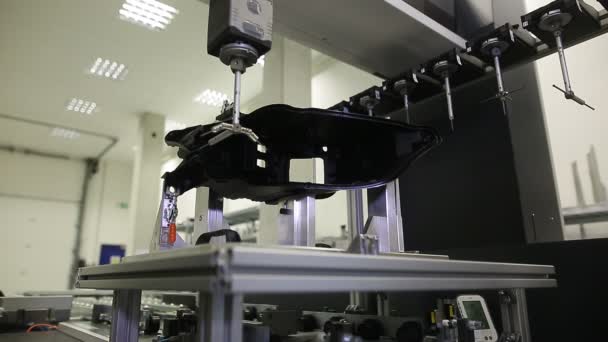 Inżynier jakości mierzący niektóre listwy, komponenty przez profesjonalną maszynę systemu pomiarowego 3D, koncepcja przemysłowa — Wideo stockowe
