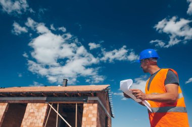 İnşaat mimarı inşaat projesiyle birlikte yeni bina inşaatını denetliyor, konsept geliştirme