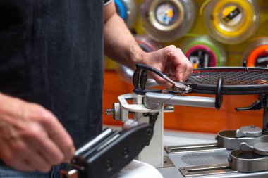 Tenis dükkanında tenis raketi dizme, spor ve eğlence konsepti