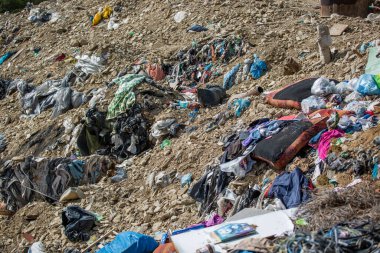 Kirlilik kavramı çöp yığını, çöplük ya da çöplük, ev atıkları, küresel uyarı