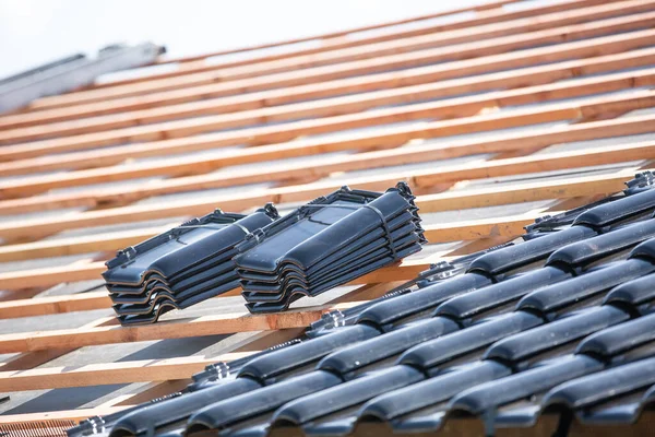 Black roof of burnt tiles reconstruction for the old house, building concept — Stock Photo, Image