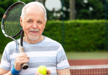 Aktif bir emekli, dışarıda tenis oynayan yaşlı bir adamın portresi, emekli spor, spor konsepti.