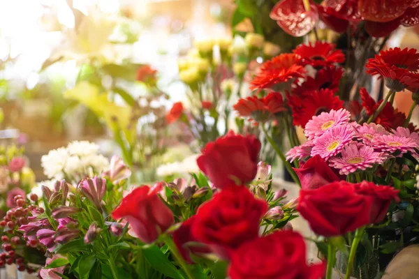 Loja de flores com enorme arrenge de flores e rosas encantadoras, conceito de florística — Fotografia de Stock