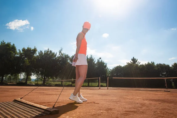 Kvinna tennisspelare förbereder en tennisbana före sin match, sport koncept — Stockfoto