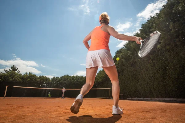 Ženský tenista trénink s trenérem na hliněném hřišti, sportovní koncept — Stock fotografie