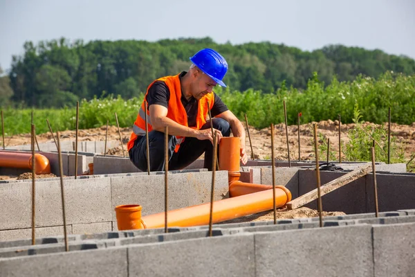 Construction manager checking the new bungalow foundation of the house, building concept — Stock Photo, Image