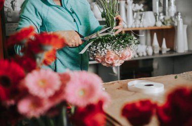 Profesyonel çiçekçi stüdyosu, düğün çiçeği bağlama, çiçekçi.