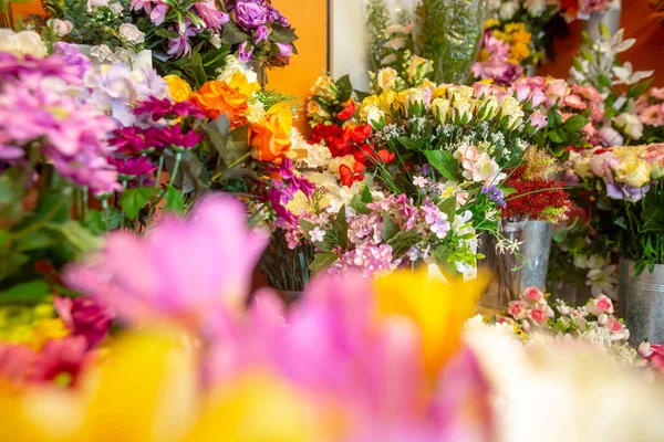 Närbild av en stor krans av blommor i en blomsteraffär studio — Stockfoto