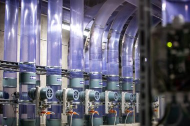 Boru hattı veya tüp posta, postanedeki büyük lojistik merkezi, paketlerin taşınması, ulaşım konsepti