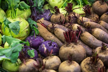 Taze pancar kökü ve pazar yerindeki bir tarım bahçesinden gelen kohlrabi.