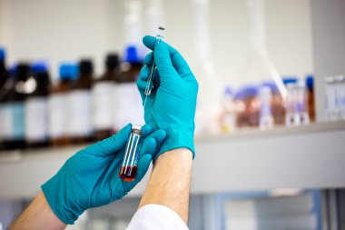 Eczacı bir tür virüse karşı nev aşısı geliştiriyor, eczane kavramı.