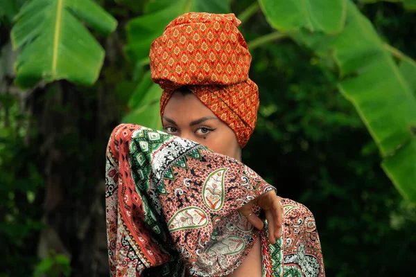 Chica étnica en un turbante — Foto de Stock