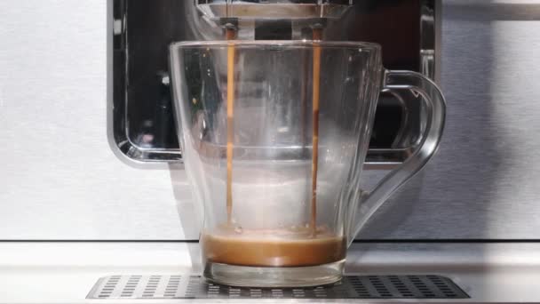 Espresso χύνεται στο ποτήρι Κύπελλο αυτόματη μηχανή καφέ — Αρχείο Βίντεο