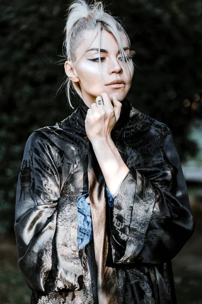 Menina em quimono preto e um vestido azul posando no bosque de bambu — Fotografia de Stock