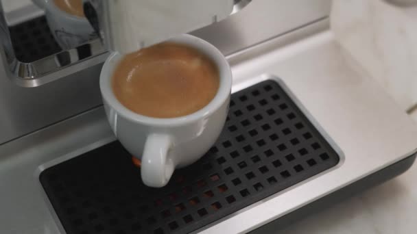 Mano toma una taza de café espresso caliente de la máquina de café — Vídeos de Stock