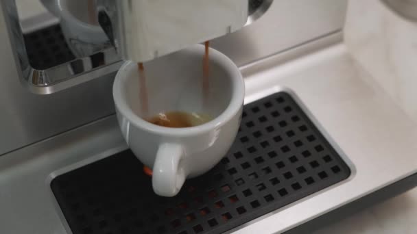 Otomatik kahve makinesinden beyaz bardakta espresso yapmak. — Stok video