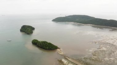 Kuru deniz ve Asya 'daki yeşil adalar üzerinde sis sırasında İHA uçurmak
