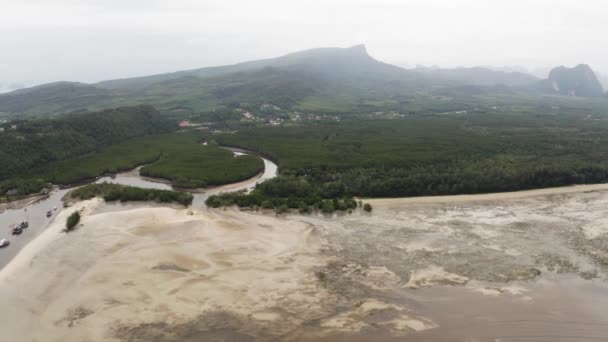 Létání na dron na zelené kopce nad plagam moře — Stock video