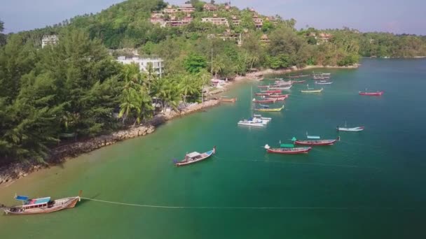 Latanie dronem w Tajlandii nad łodziami na brzeg — Wideo stockowe
