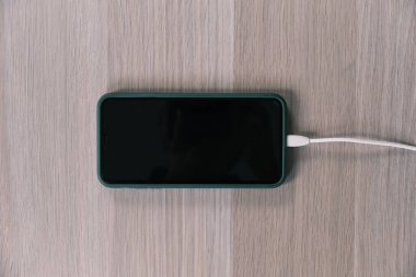 Sochi, Rusya, 07.02.2020 Büyük ekranlı bir telefon ahşap bir masanın üzerinde duruyor.