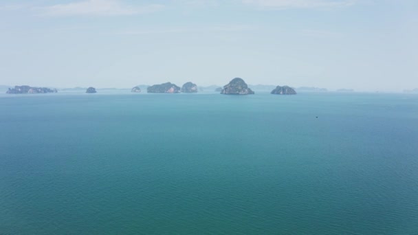 Menerbangkan pesawat tak berawak tinggi di atas laut biru menghadap pulau — Stok Video