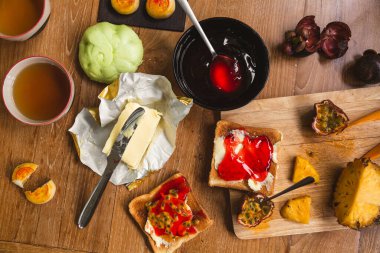 Sabah kahvaltısı, egzotik meyveli tost, reçel ve çay.