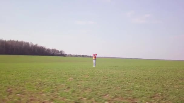 Samotna dziewczyna na polu, kamera krąży wokół niej — Wideo stockowe