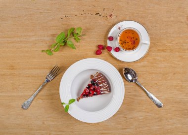 Ahşap arkaplan manzaralı çilekli turta..