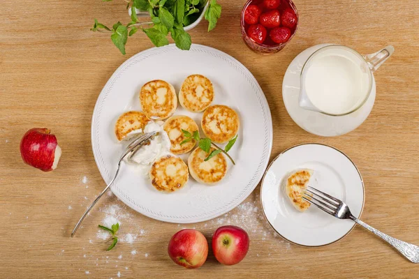 Käsekuchen Mit Saurer Sahne Äpfeln Minze Erdbeersaft Auf Einem Holztisch — Stockfoto
