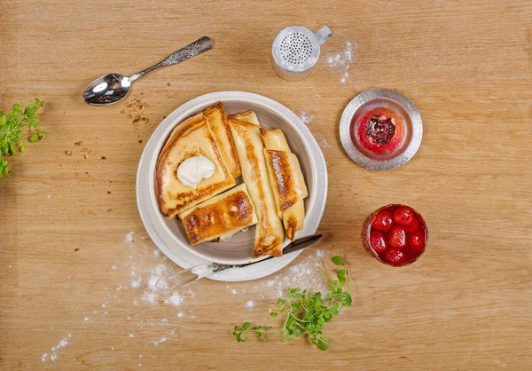 Pfannkuchen Butter Und Saurer Sahne Auf Holztisch Erdbeersaft Gebackener Apfel — Stockfoto