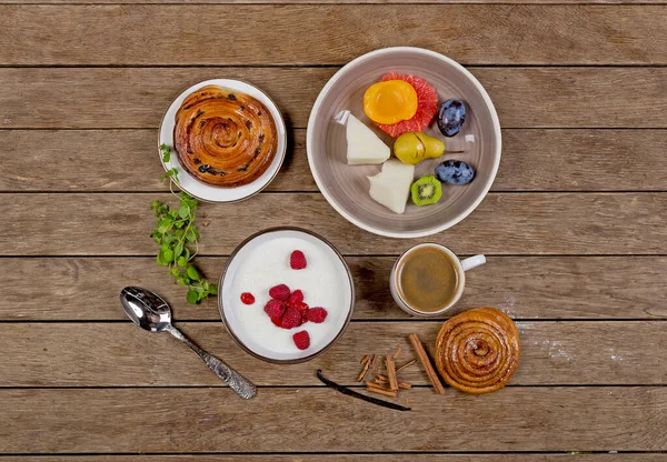 Haferbrei Mit Fruchtbrötchen Und Kaffee Auf Hölzernem Hintergrund — Stockfoto