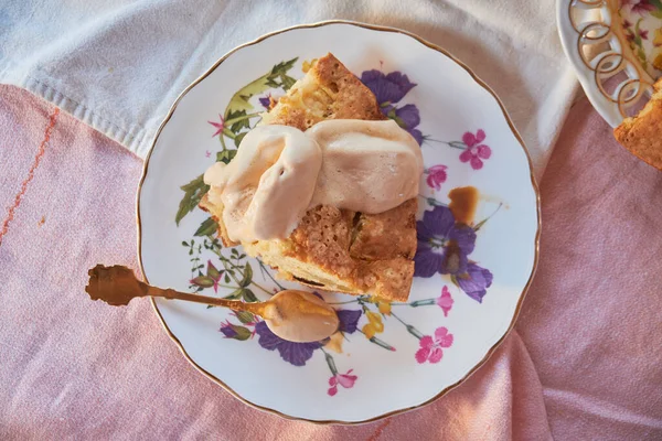 Ein Stück Apfelkuchen mit Eis auf einem Teller von oben — Stockfoto