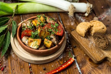 Et ve sebzeli kızarmış patates, yakın plan demir tabakta, restoranda servis ediliyor.