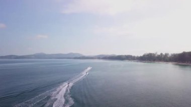 Tayland 'da jet ski' lerin denize açıldığı sahile yakın bir yerde İHA uçuşu.