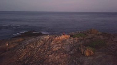 Güneş doğarken Tayland 'da deniz ve adalar, insansız hava aracı