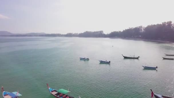 Letět s dronem v Thajsku přes čluny na břeh — Stock video